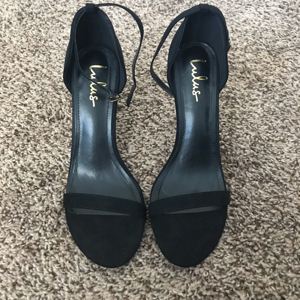 Lulu’s black strappy heels